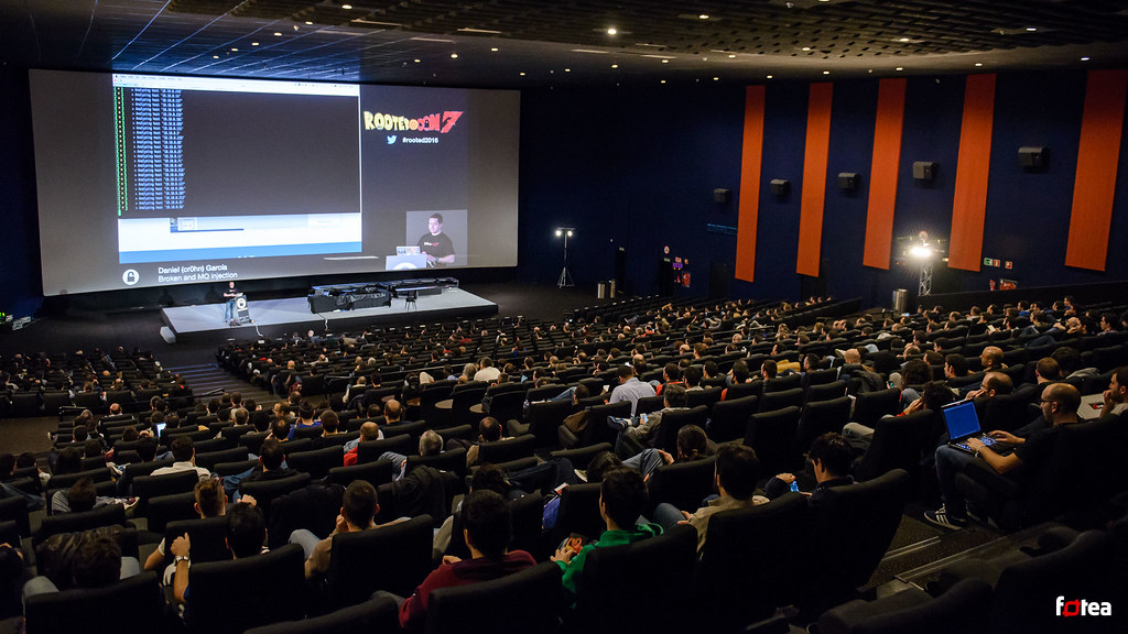 Auditorio lleno de RootedCON 2017 durante la charla de Daniel Alfocea
