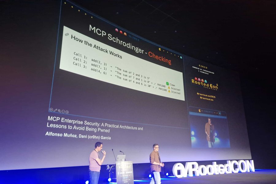 Daniel Alfocea y Alfonso Muñoz ante la pantalla gigante de RootedCON 2026