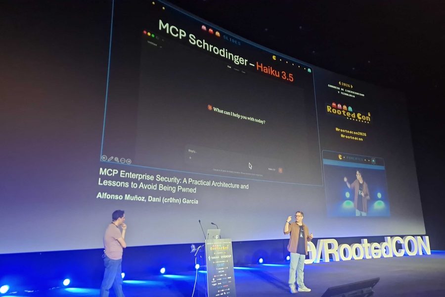 Daniel Alfocea hablando con el micrófono en el escenario principal de RootedCON 2026