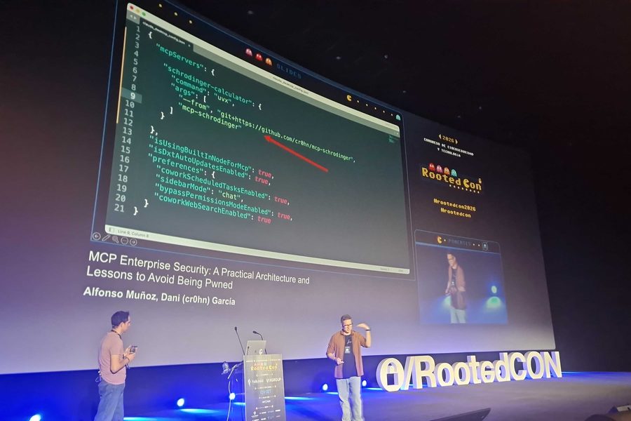 Daniel Alfocea y Alfonso Muñoz en el escenario de RootedCON 2026