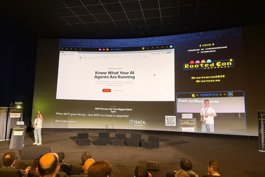 Daniel Alfocea ante el público de RootedCON 2026