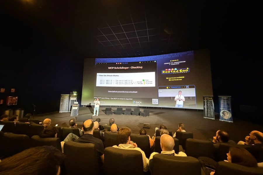 El auditorio de RootedCON 2026 durante la charla de Daniel Alfocea