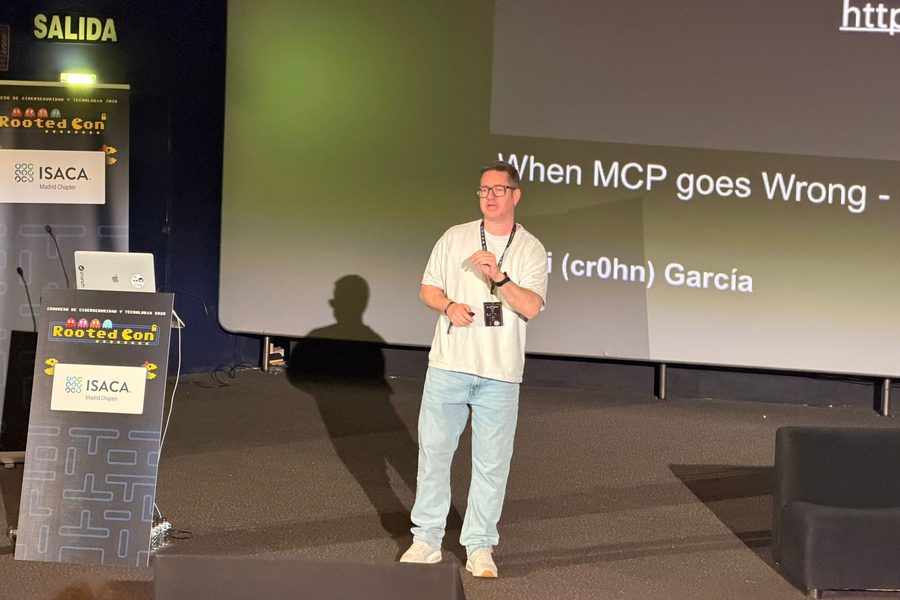 Daniel Alfocea en el escenario de RootedCON 2026