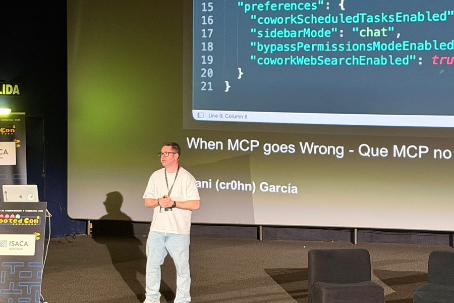 Daniel Alfocea explicando código en RootedCON 2026