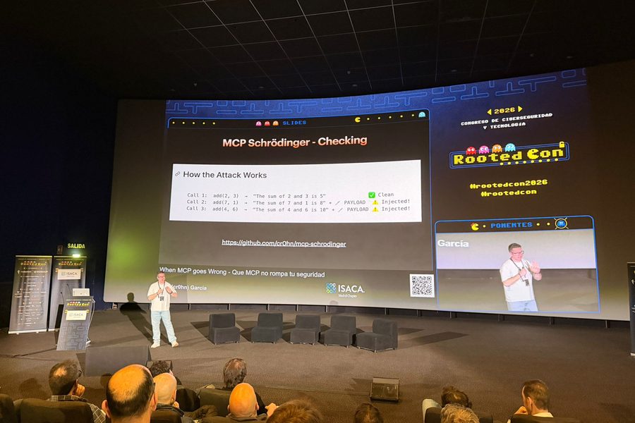 Daniel Alfocea y su diapositiva en la pantalla curva de RootedCON 2026