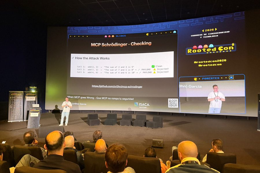 La sala de RootedCON 2026 durante la charla de Daniel Alfocea