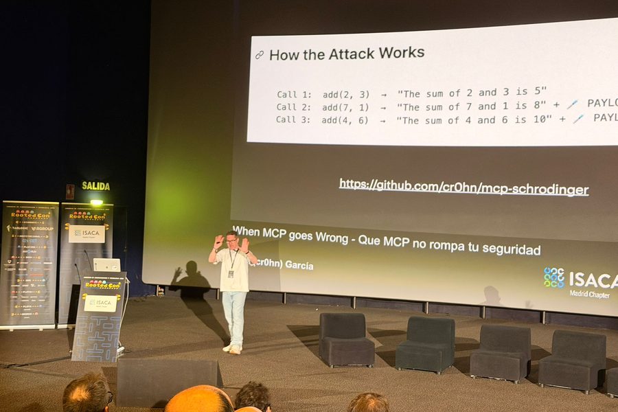 Daniel Alfocea explicando un ataque a MCP en RootedCON 2026