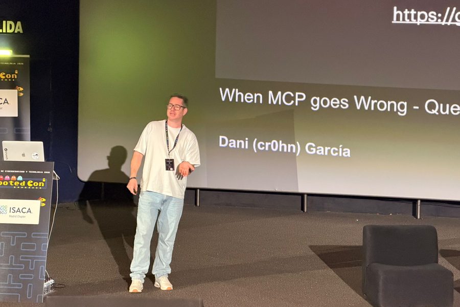 Daniel Alfocea sonriendo en el escenario de RootedCON 2026