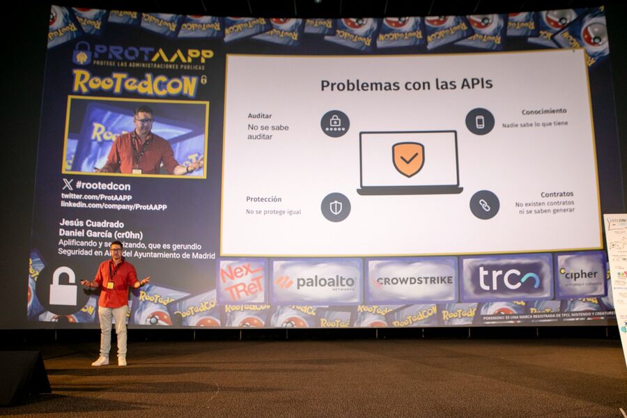 Daniel Alfocea presentando sobre APIs en RootedCON