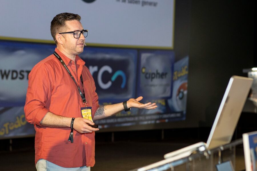 Daniel Alfocea hablando en RootedCON