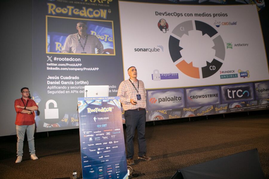 Daniel Alfocea y Jesús Cuadrado en el escenario de RootedCON